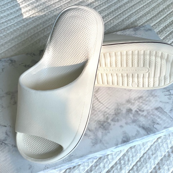 Pillow Slides - Picture 3 of 4